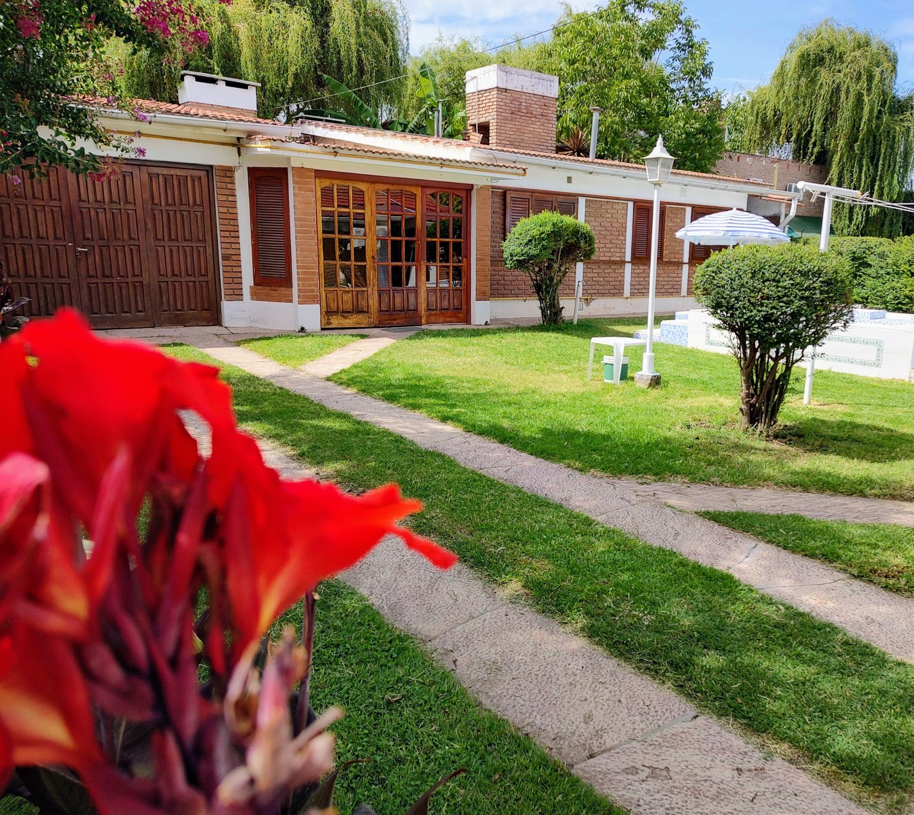 La casona con el jardín